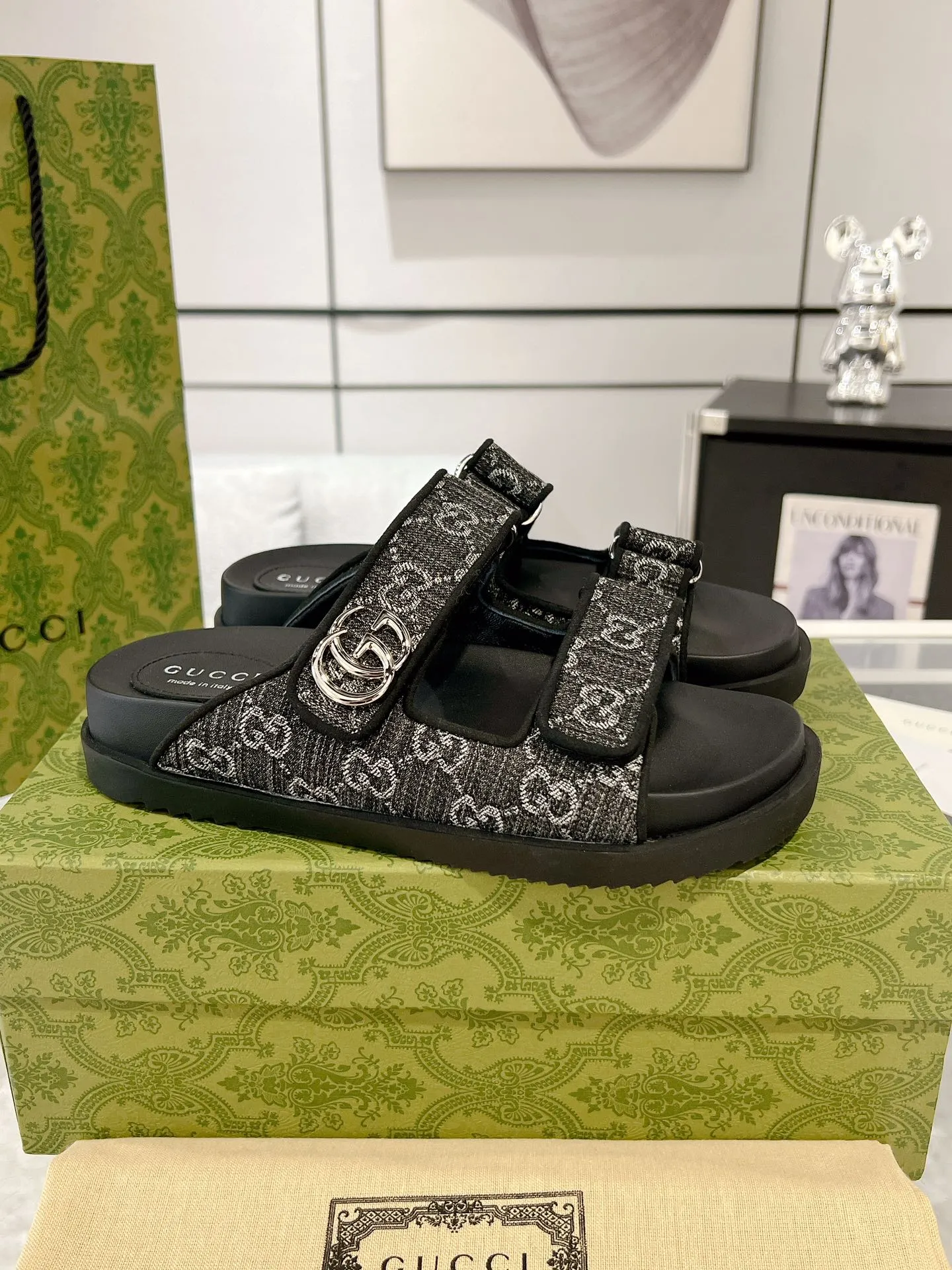 👟👟Ex-factory price 480👟👟 The latest Guccl24ss new product Double G women's Velcro sandals😎 These flat sandals are designed with Velcro straps, which are modern and sporty, bringing comfort. This accessory is crafted from light blue and ivory white GG denim fabric. The upper straps are decorated with elegant Double G-shaped accessories, showing a unique style. Gucci classic presbyopic cloth surface...hot diamond surface...rubber outsole...ZP molded midsole feet...original metal buckle/rhinestone surface Code number: 35 to 42 (41.42 is custom-made and non-refundable)